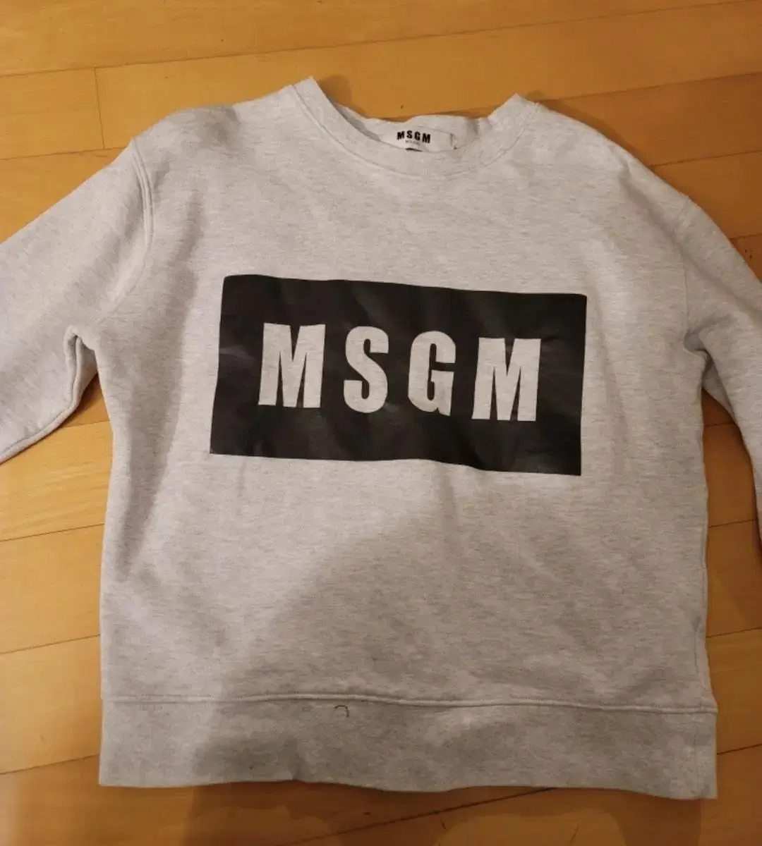 msgm 두껍지 않은 기모  크롭 맨투맨 xs (44-66정도)